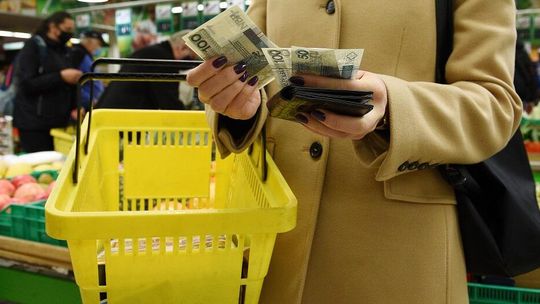 Zakupy świątecznej żywności. Prawie połowa konsumentów wyda w tym roku średnio od 100 do 300 zł na osobę