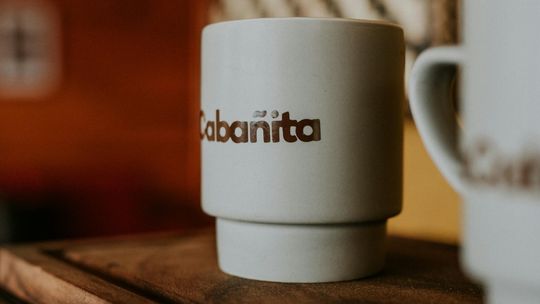 Zalety inwestowania w personalizowane kubki reklamowe