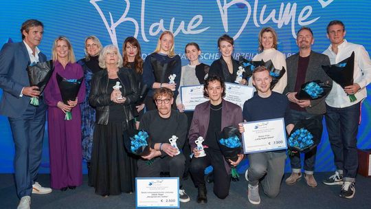 ZAPRASZAMY NA FINAŁ KONKURSU BLAUE BLUME!  ZAGŁOSUJ NA ROMANTYCZNY FILM KRÓTKOMETRAŻOWY I WYGRAJ WSPANIAŁE NAGRODY!