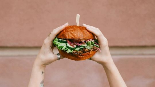 Zdrowy burger – poznaj domowe sposoby na odczarowanie popularnego „fastfooda”