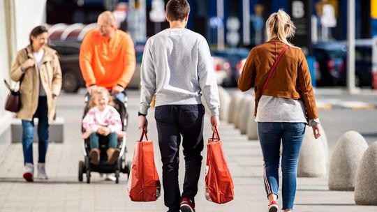 Ze sztuczną inteligencją na zakupy. W Polsce korzystają z tego wsparcia już dwie na trzy młode osoby