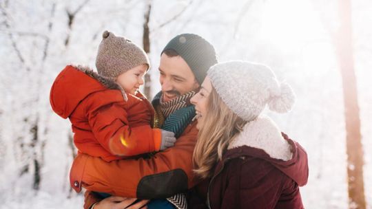 Zimą coraz częściej sięgamy po rozgrzewające dania – jak je przygotować szybko, smacznie i bez przepłacania