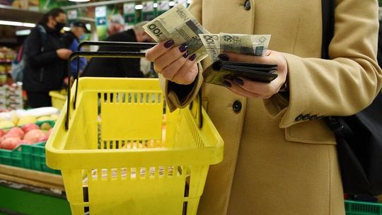 Zmiana „liderów drożyzny”. Obecnie używki, tłuszcze, słodycze i desery najbardziej drenują portfele Polaków