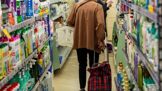 Zmiana „liderów drożyzny” w sklepach. Obecnie tłuszcze i chemia gosp. najbardziej drenują portfele Polaków