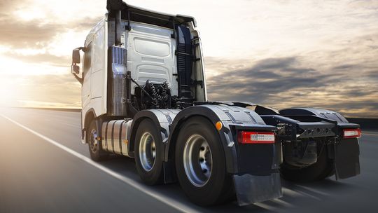 Zmiany w Pakiecie Mobilności:  obowiązek powrotu do bazy bez naczep i przyczep