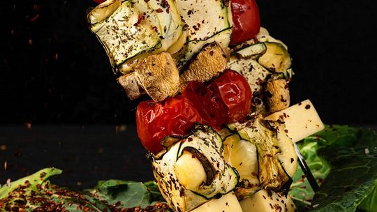 Zorganizuj niezapomniany grill bez mięsa – postaw na serowe przekąski i warzywa!