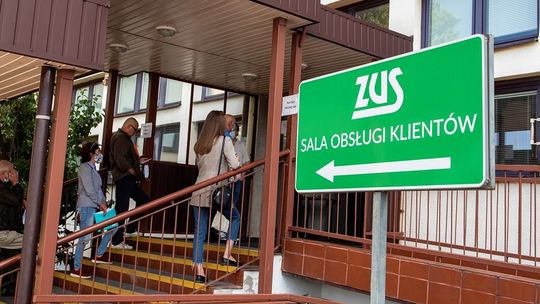 Zwolnienia lekarskie pod lupą. ZUS prowadzi coraz więcej kontroli chorujących Polaków