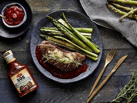 Aromatyczne steki z masłem czosnkowym, rozmarynem, szparagami oraz sosem do steków i burgerów Roleski