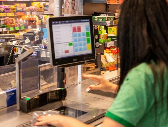 Artykuły tłuszczowe, używki i owoce obecnie najbardziej drenują portfele Polaków