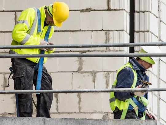 Azjaci dosłownie zdominowali polski rynek w kwestii zezwoleń na pracę. Ukraińcy daleko z tyłu