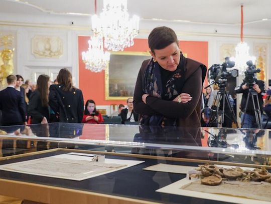 Bezcenne pergaminy relacji polsko-krzyżackich znów w Warszawie - pierwszy raz od 84 lat dostępne dla wszystkich. Wyjątkowa wystawa w Archiwum Głównym Akt Dawnych tylko przez trzy tygodnie Bezcenne pergaminy relacji polsko-krzyżackich znów w Warszawie - pierwszy raz od 84 lat dostępne dla wszystkich. Wyjątkowa wystawa w Archiwum Głównym Akt Dawnych tylko przez trzy tygodnie