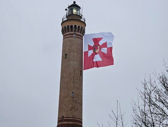 CENTRALNE OBCHODY ŚWIĘTA MARYNARKI WOJENNEJ i gigantyczny proporzec na Latarni Morskiej