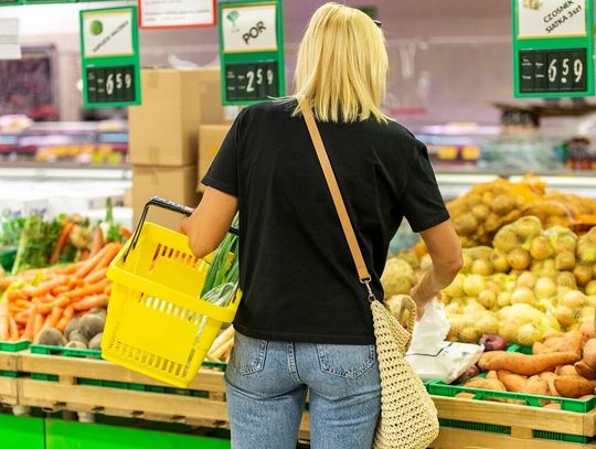 Ceny na sklepowych półkach hamują, ale wciąż jest drogo. Potwierdzają to najnowsze dane
