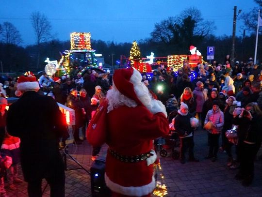 Choinka przed Urzędem rozbłysła Choinka przed Urzędem rozbłysła