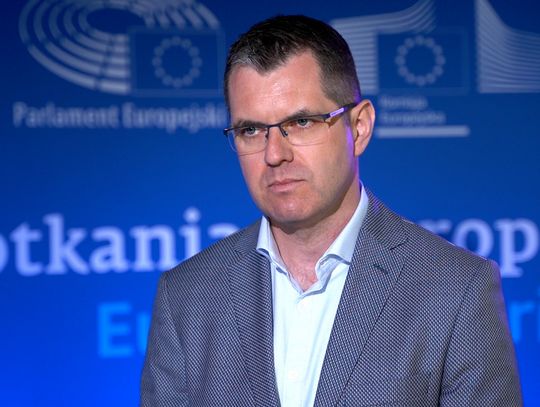 Coraz więcej Polaków widzi korzyści płynące z obecności w UE. Co ósmy wciąż jednak nie potrafi ich wskazać