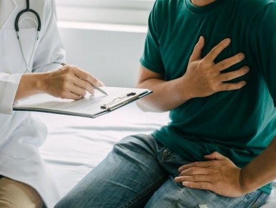 Czterdziestolatkowie zrzucają winę na stres, seniorzy na wiek. Profesor: to śmiertelna pułapka