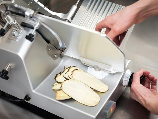 Czy warto inwestować w profesjonalną krajalnicę do gastronomii?