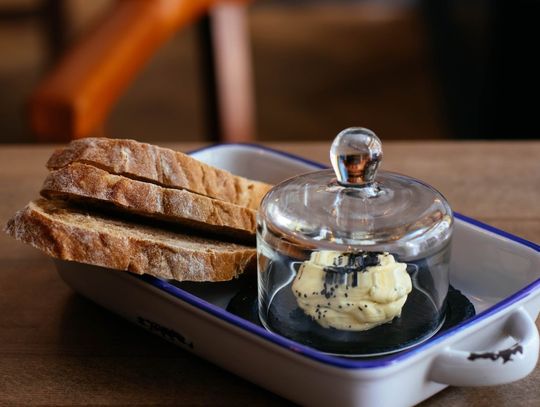 Deska masła – czy znasz najpopularniejszą przekąskę, która podbija polskie restauracje?