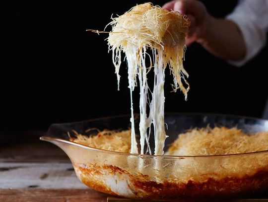 Dlaczego młodzi wybierają serowe przepisy i odkrywają magię „cheese pull”