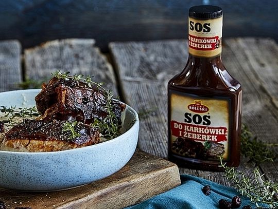 Długo pieczone żeberka w aromatycznym sosie podane na puree kalafioro-wym z palonym masłem z dodatkiem Sosu do karkówki i żeberek Roleski