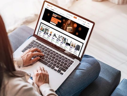 Domowe seanse zamiast sali kinowej - 30% Polaków inwestuje w rozrywkę w domu, a połowa planuje zakup elektroniki na Black Week