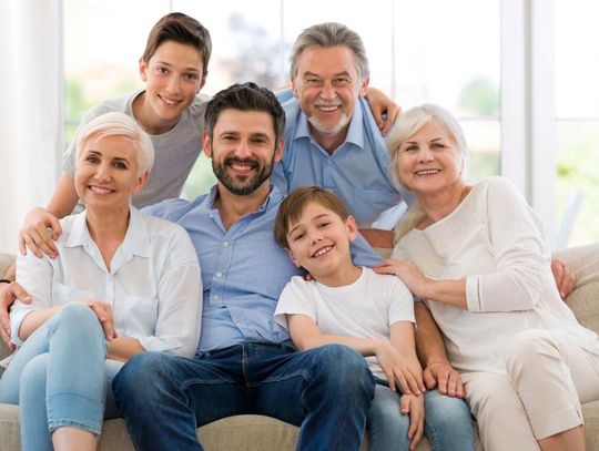 Domy wielopokoleniowe – okna wspierające prywatność i światło w różnych strefach domu Domy wielopokoleniowe – okna wspierające prywatność i światło w różnych strefach domu