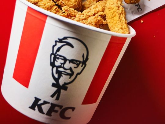 Drugi kubełek 50% taniej! Smakowita promocja od KFC wchodzi do restauracji i na parkiet EuroBasketu