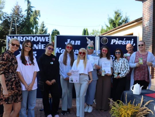 Dyrektorzy płotowskich szkół na scenie z Kochanowskim