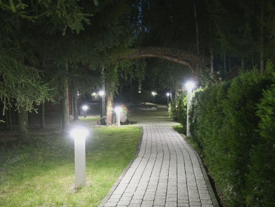 Energooszczędne oświetlenie ogrodu – lampy ogrodzeniowe i ogrodowe Plast-Met