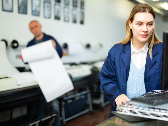 Etykiety, naklejki, opakowania – jak drukarnia z Lęborka wspiera lokalne biznesy?