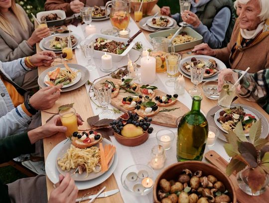 Finger foods – przekąski idealne na przyjęcia w plenerze