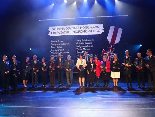 Gala 80‑lecia edukacji na Pomorzu Zachodnim: Jerzy Kołodziejczyk uhonorowany Srebrną Odznaką Honorową Gryfa