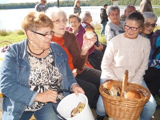 Gryficcy seniorzy i grzybobranie w Skrzydłowie