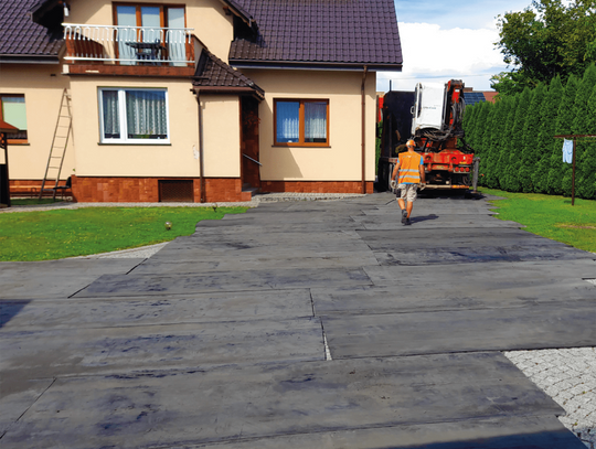 Gumowe płyty drogowe - dlaczego warto je stosować na placu budowy?