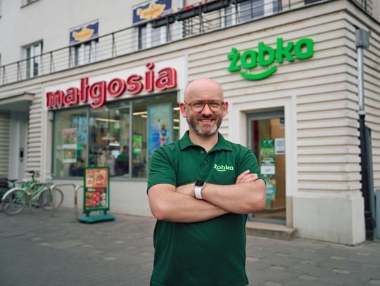 Historyczny neon „Małgosia” znów świeci na Żoliborzu