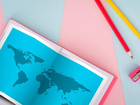Jak atlas szkolny pomaga lepiej zrozumieć historię i geografię?