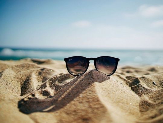 Jak dobrać okulary przeciwsłoneczne do stylizacji? Praktyczne porady