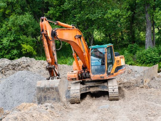 Jak działa koparko-ładowarka i gdzie znajduje zastosowanie?