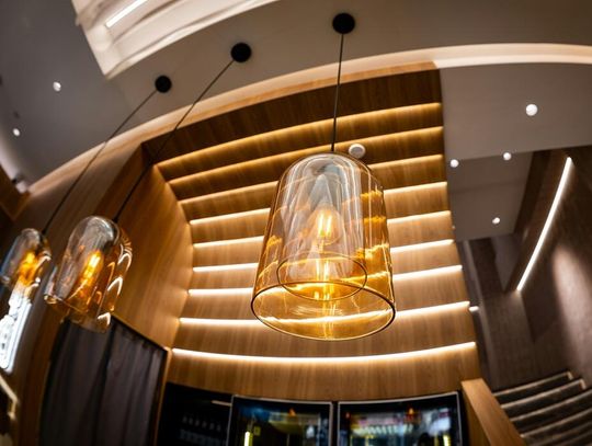 Jak minimalizować koszty utrzymania oświetlenia w inwestycjach komercyjnych?