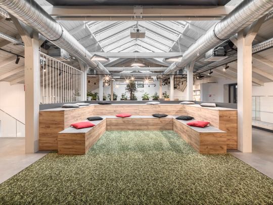 Jak połączyć lekkość i przyjazność przestrzeni z industrialnym, loftowym wnętrzem? Iliard prezentuje wnętrza Grape Up w krakowskim kompleksie Loft Park