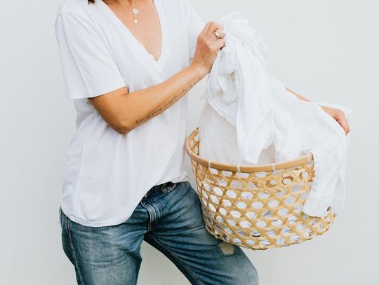 Jak prać, żeby naprawdę wyprać? O czystości, zapachu, miękkości i małych przyjemnościach ukrytych w tkaninach