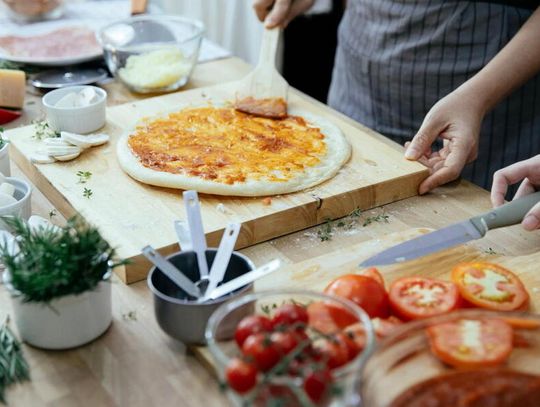 Jak przygotować domową pizzę idealną na chłodne jesienne wieczory