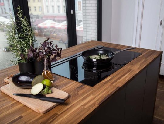 Jak wybrać blat i szafkę pod płytę kuchenną?