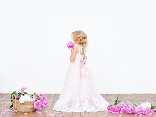 Jak wybrać elegancką, ale praktyczną sukienkę na wesele dla dziecka?