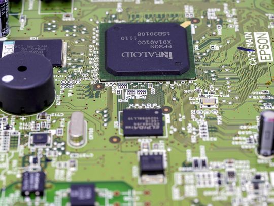 Jak zdobyć wiedzę z zakresu elektroniki potrzebną do napraw laptopów i komputerów?