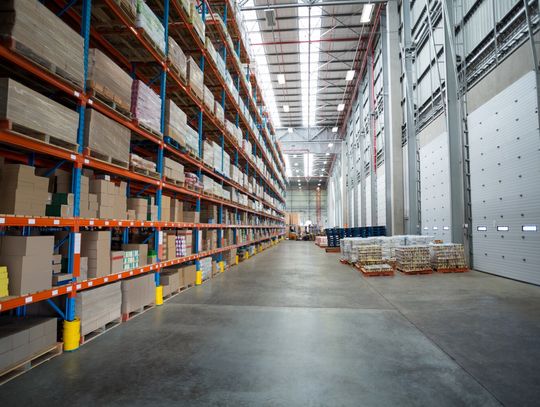 Jaki wózek podnośnikowy wybrać na halę magazynową?