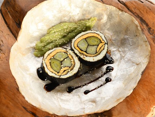 Japońska inspiracja z jajecznym akcentem – przepis na jajeczno-porowe sushi z awokado