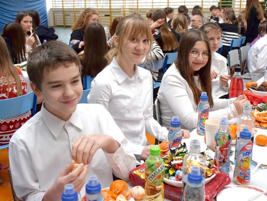 JASEŁKA I SZKOLNA WIGILIA W ZSP KARNICE JASEŁKA I SZKOLNA WIGILIA W ZSP KARNICE