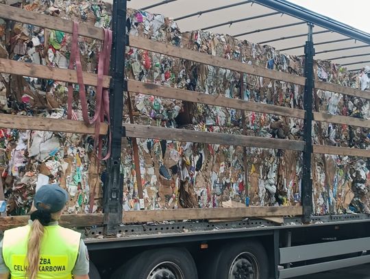 KAS zatrzymała transport 25 ton nielegalnych odpadów ze Szwecji