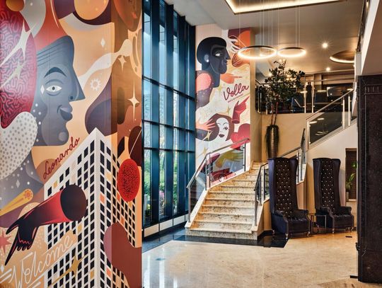 „Kosmiczny” mural upamiętniający Irenę Kwiatkowską doczekał się kontynuacji. We wnętrzu hotelu